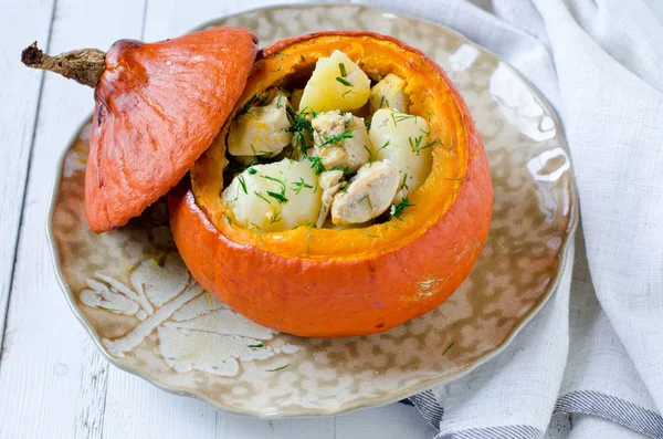 Patates ve tavuk pişmiş kabak dolması