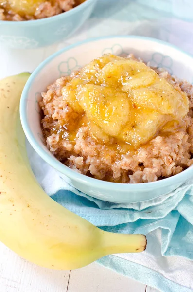 Harina de avena con plátanos caramelizados —  Fotos de Stock