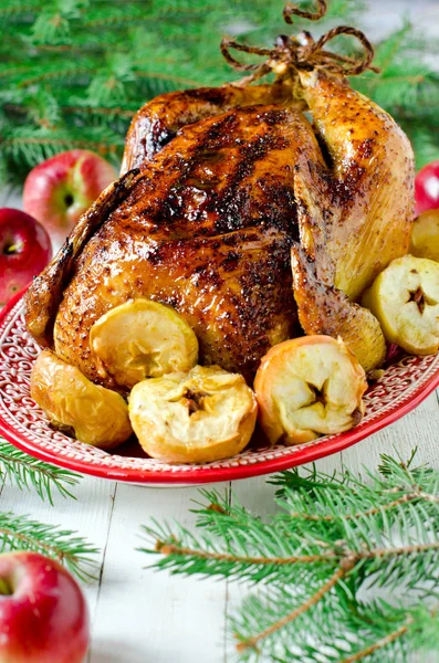 Traditionelles Weihnachtshuhn, Truthahn mit Äpfeln gebacken — Stockfoto