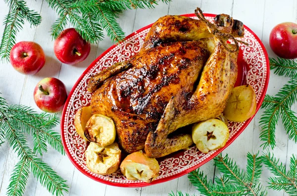 Традиционная рождественская курица, индейка с яблоками — стоковое фото