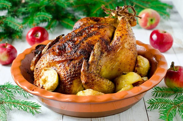 Poulet de Noël traditionnel, dinde cuite aux pommes — Photo