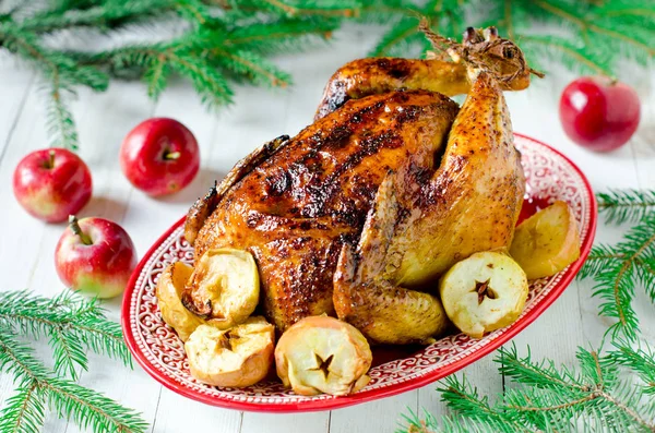 Παραδοσιακά Χριστούγεννα κοτόπουλο, Τουρκία, ψημένο με μήλα — Φωτογραφία Αρχείου