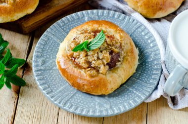 Süzme peynir (vatrushka) ve shtreyzelem ile açık buns