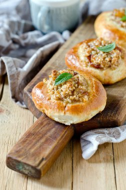 Süzme peynir (vatrushka) ve shtreyzelem ile açık buns