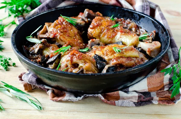 Stufato di pollo con funghi e pomodori — Foto Stock