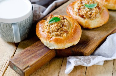 Süzme peynir (vatrushka) ve shtreyzelem ile açık buns