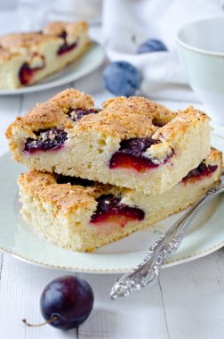 Beyaz ahşap bir masa karamel ile kuru üzümlü kek