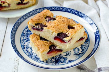 Beyaz ahşap bir masa karamel ile kuru üzümlü kek