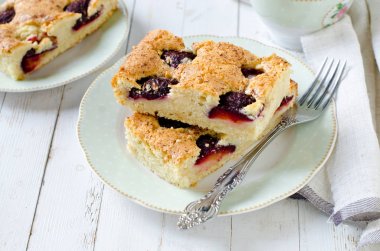 Beyaz ahşap bir masa karamel ile kuru üzümlü kek