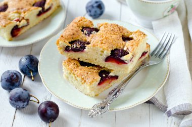 Beyaz ahşap bir masa karamel ile kuru üzümlü kek