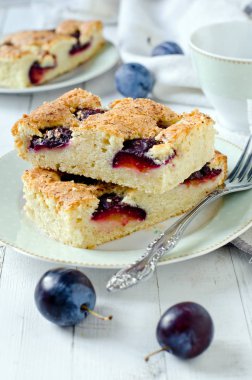 Beyaz ahşap bir masa karamel ile kuru üzümlü kek