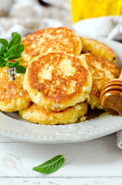 Cottage cheese pancakes with honey — Stock Photo, Image