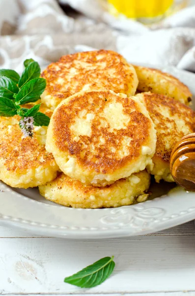 Quark-Pfannkuchen mit Honig — Stockfoto