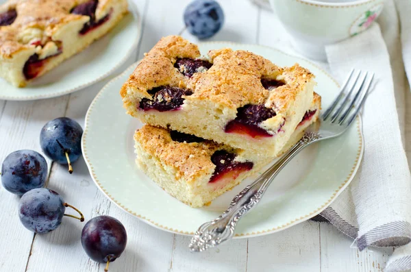 Beyaz ahşap bir masa karamel ile kuru üzümlü kek