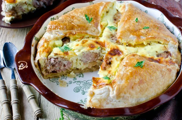 Пирог с мясом и сыром — стоковое фото