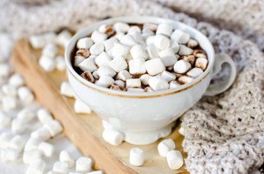 Sıcak çikolata hatmi Noel süsleri tablo ile