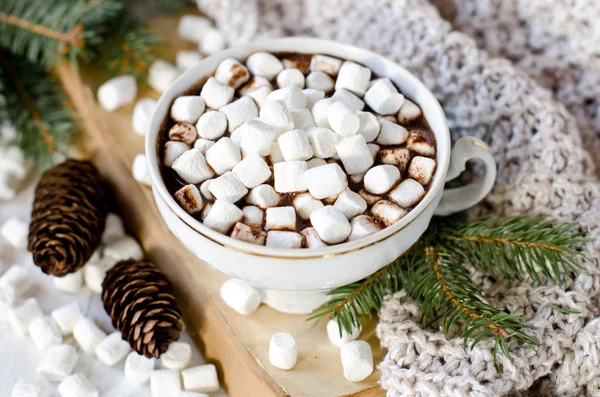 Heiße Schokolade mit Marshmallow auf dem Tisch mit Weihnachtsdekoration — Stockfoto