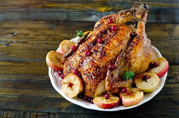 Рождественская курица, индейка с клюквой и яблоками — стоковое фото