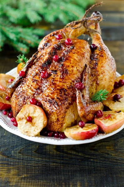 Weihnachten Huhn, Truthahn mit Preiselbeeren und Äpfeln gebacken — Stockfoto