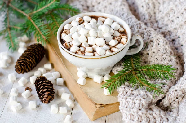 Heiße Schokolade mit Marshmallow auf dem Tisch mit Weihnachtsdekoration — Stockfoto