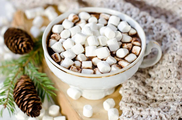 Chocolate caliente con malvavisco en la mesa con decoraciones navideñas — Foto de Stock