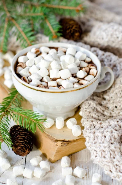 Heiße Schokolade mit Marshmallow auf dem Tisch mit Weihnachtsdekoration — Stockfoto