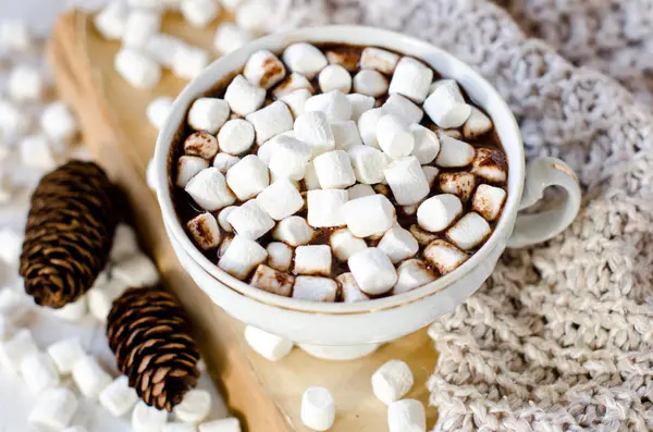 Sıcak çikolata hatmi Noel süsleri tablo ile