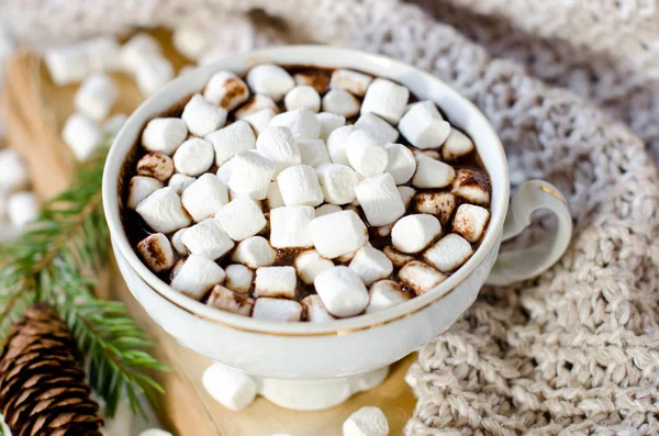 Varm choklad med marshmallow på bordet med juldekorationer — Stockfoto