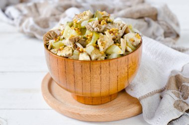 Salata tavuk, patates, salamura mantar ve turşu ile parşömen Dijon hardalı üzerinden