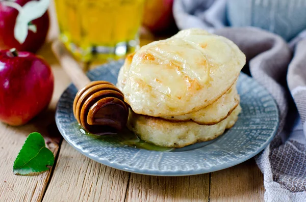 Panquecas Levedura Maçã Com Mel Uma Chapa Uma Mesa Madeira — Fotografia de Stock