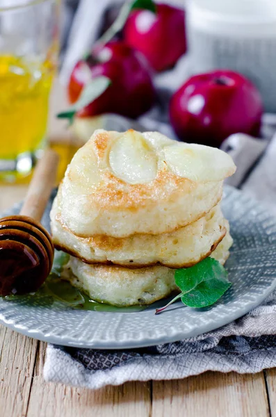 Panqueques Levadura Manzana Con Miel Plato Sobre Una Mesa Madera — Foto de Stock