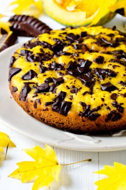 Çikolata, ahşap bir masa ile kabak pasta