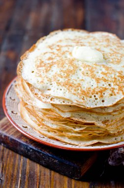 Bir plaka üzerinde tereyağlı mantar krep