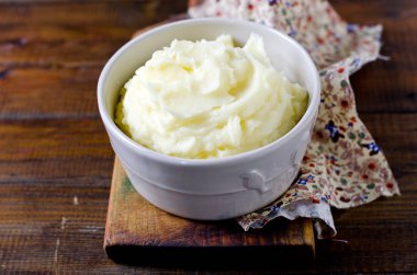 Tahta bir masada kasede patates püresi