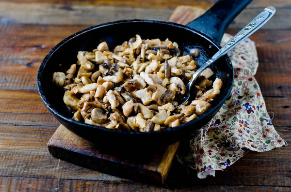 Kip (Turkije) en de paddestoelen gebakken met uien in een koekenpan — Stockfoto