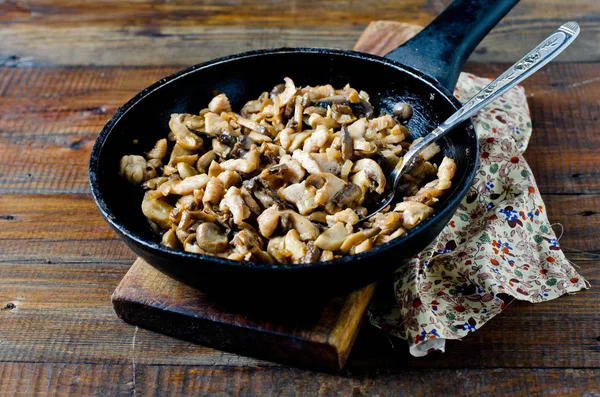 鸡肉 (火鸡) 和蘑菇在煎锅里煎洋葱 — 图库照片