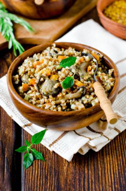 buğday lapası ahşap kase mantar ile