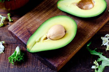 Avokado ve marul yaprakları. Sağlıklı gıda. Diyet