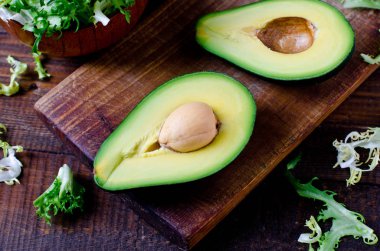 Avokado ve marul yaprakları. Sağlıklı gıda. Diyet