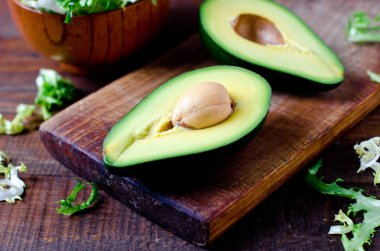 Avokado ve marul yaprakları. Sağlıklı gıda. Diyet