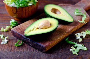 Avokado ve marul yaprakları. Sağlıklı gıda. Diyet