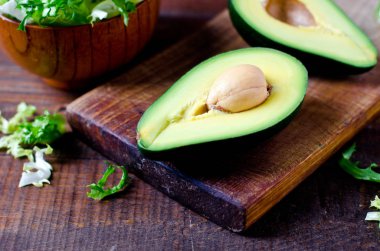 Avokado ve marul yaprakları. Sağlıklı gıda. Diyet