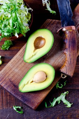 Avokado ve marul yaprakları. Sağlıklı gıda. Diyet