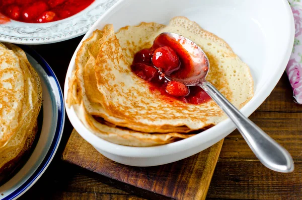 Cazuela de panqueques con fresas — Foto de Stock