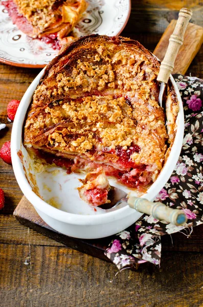 Caçarola de panquecas com morangos — Fotografia de Stock