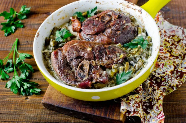 Turkije biefstuk gebakken met groene boontjes en crème — Stockfoto