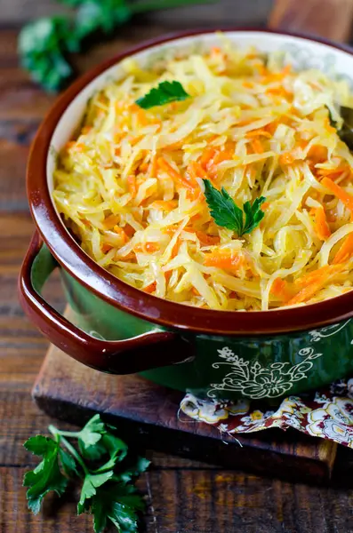 Stewed cabbage in a bowl on a wooden table. Healthy food. Diet — Stock Photo, Image