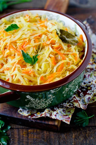 Stewed cabbage in a bowl on a wooden table. Healthy food. Diet — Stock Photo, Image