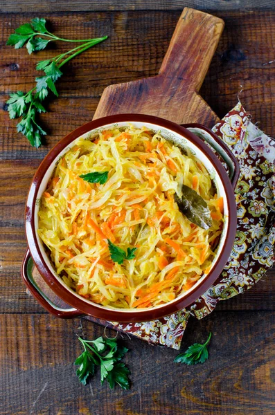 Stewed cabbage in a bowl on a wooden table. Healthy food. Diet — Stock Photo, Image