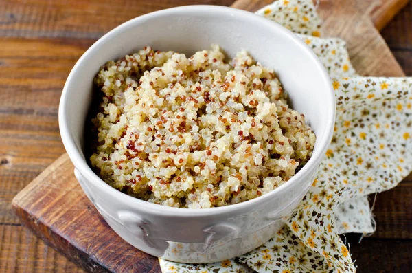 Ugotowane quinoa w misce na drewnianym stole — Zdjęcie stockowe